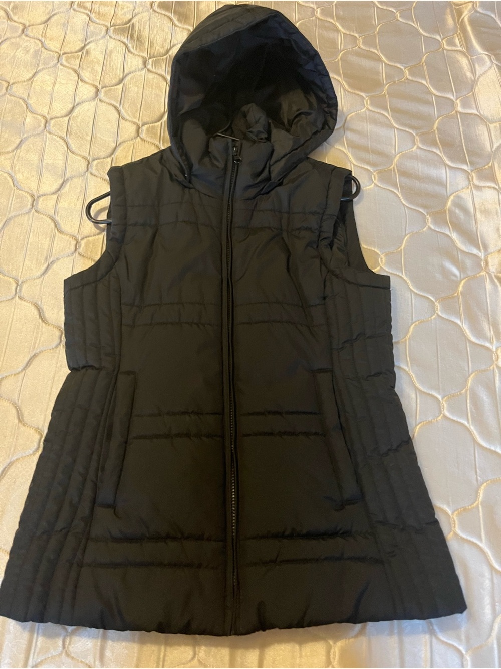 New York & Company Black Hooded Puffer Vest – Size S